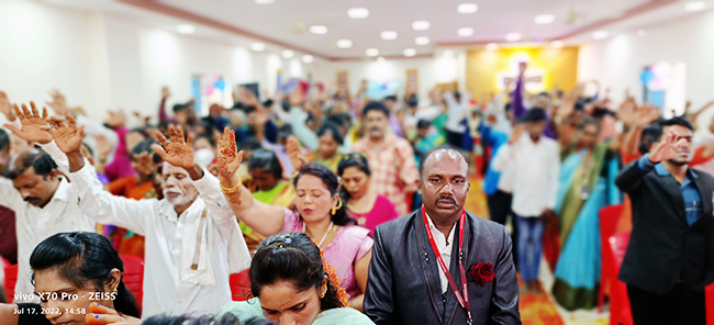 Large gathering join in celebrating the Birthday 2022 of Bro Andrew Richard with grandnuer at Prayer Centre, Budigere in Bangalore on July 17th along with large devotees and members of Grace Ministry.